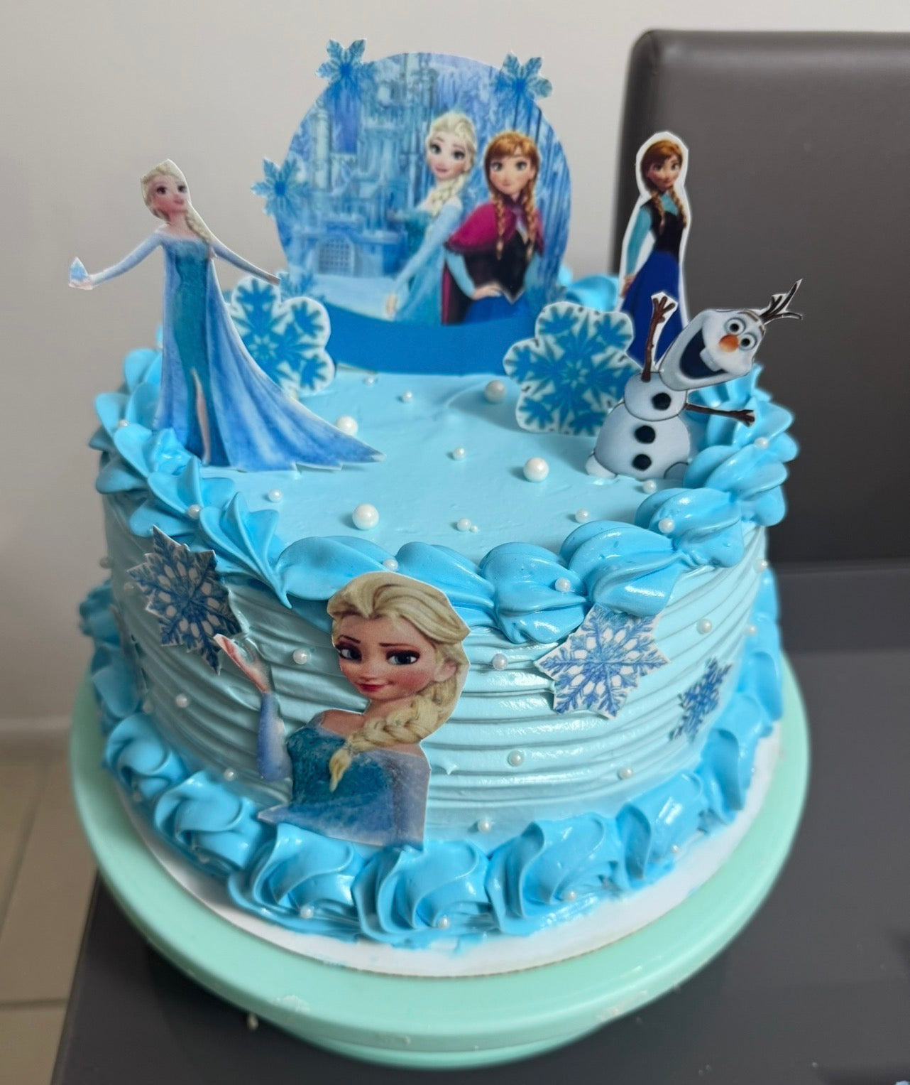 Cake cubano con decoración adicional o especificaciones del cliente.